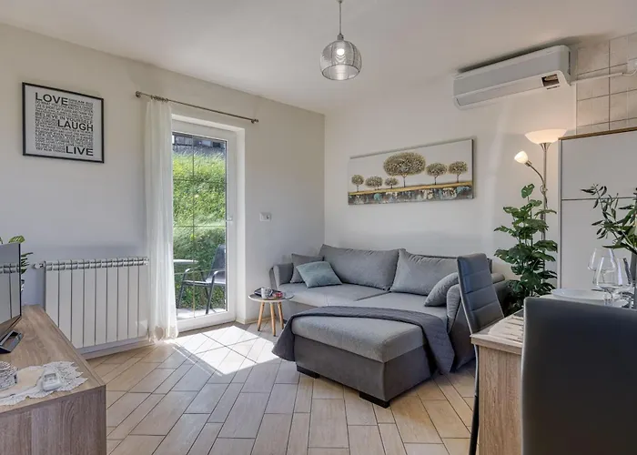 Neda In Krasno Among Vineyard - Happy 슈마르트노